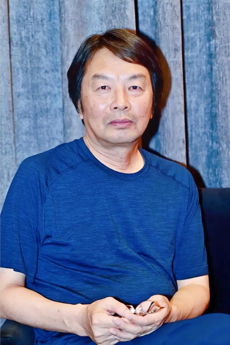 刘震云曾言：“世间万般胜利，皆不敌征服自我之辉煌。人之成长，实乃战胜过往之稚气。
