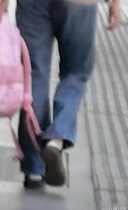 真的不能理解，一双好好的鞋子，为什么要把它当成拖鞋穿呢？
经常看到有人，穿着崭新