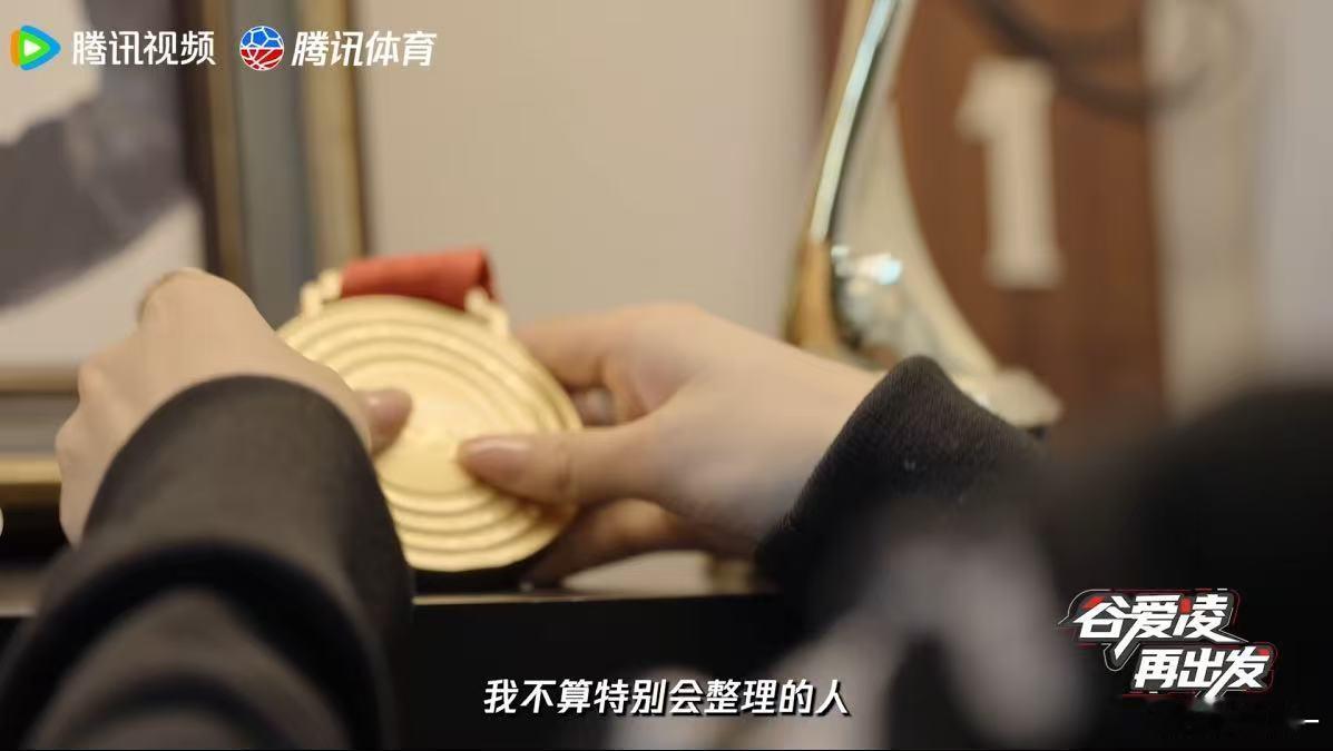 谷爱凌P人实锤谷爱凌把粉丝送的礼物都留下了 实锤P人！整理时的笨拙模样和赛场的游