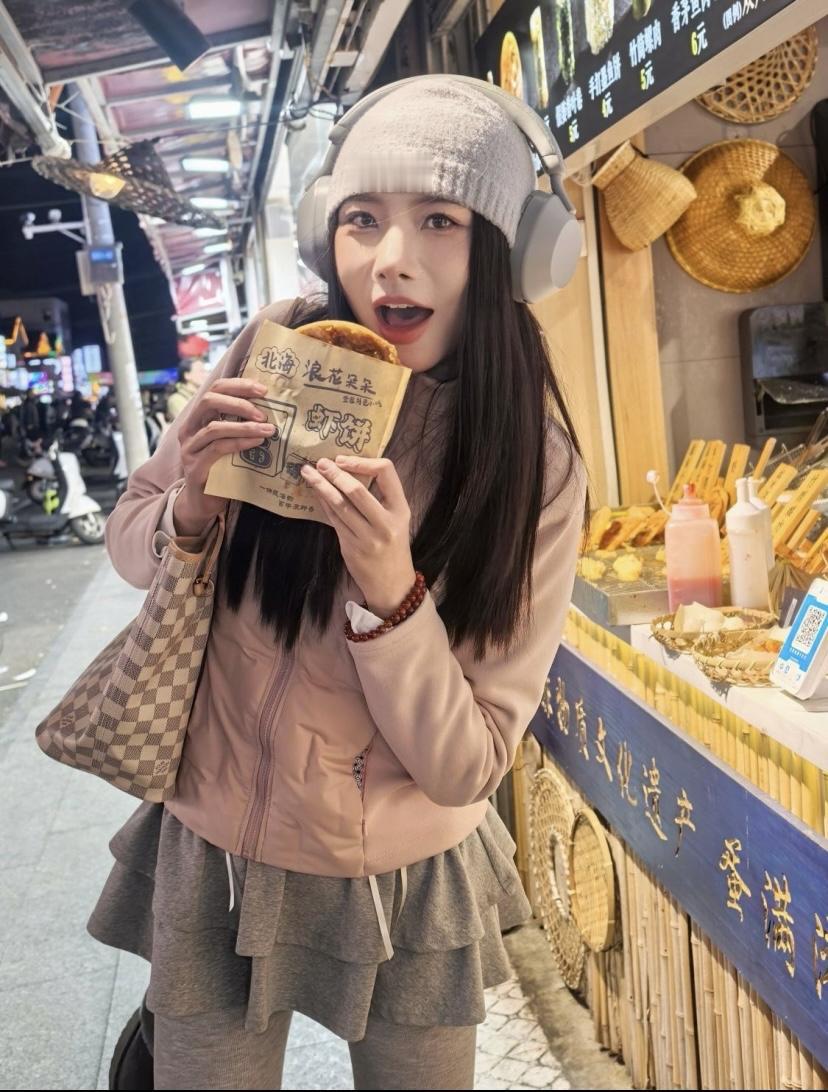 当暮色漫过北海的街巷，夜市便被烟火气裹了个满怀。食客们挤挤挨挨，操着南腔北调的口