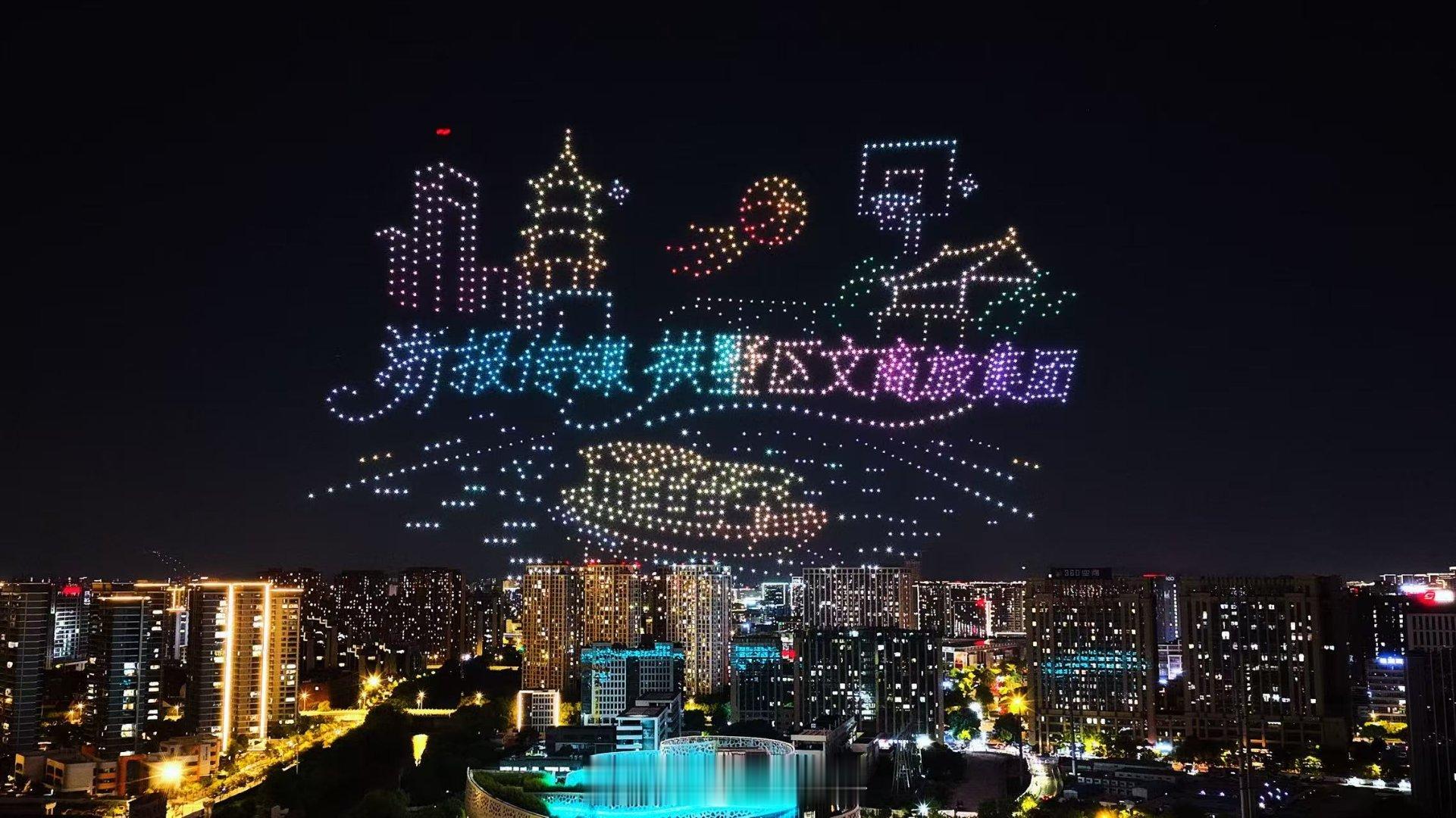 浙江运河的无人机秀太震撼了好多本地居民饭后专程赶过来看秀，运河边上挤满围观的人。