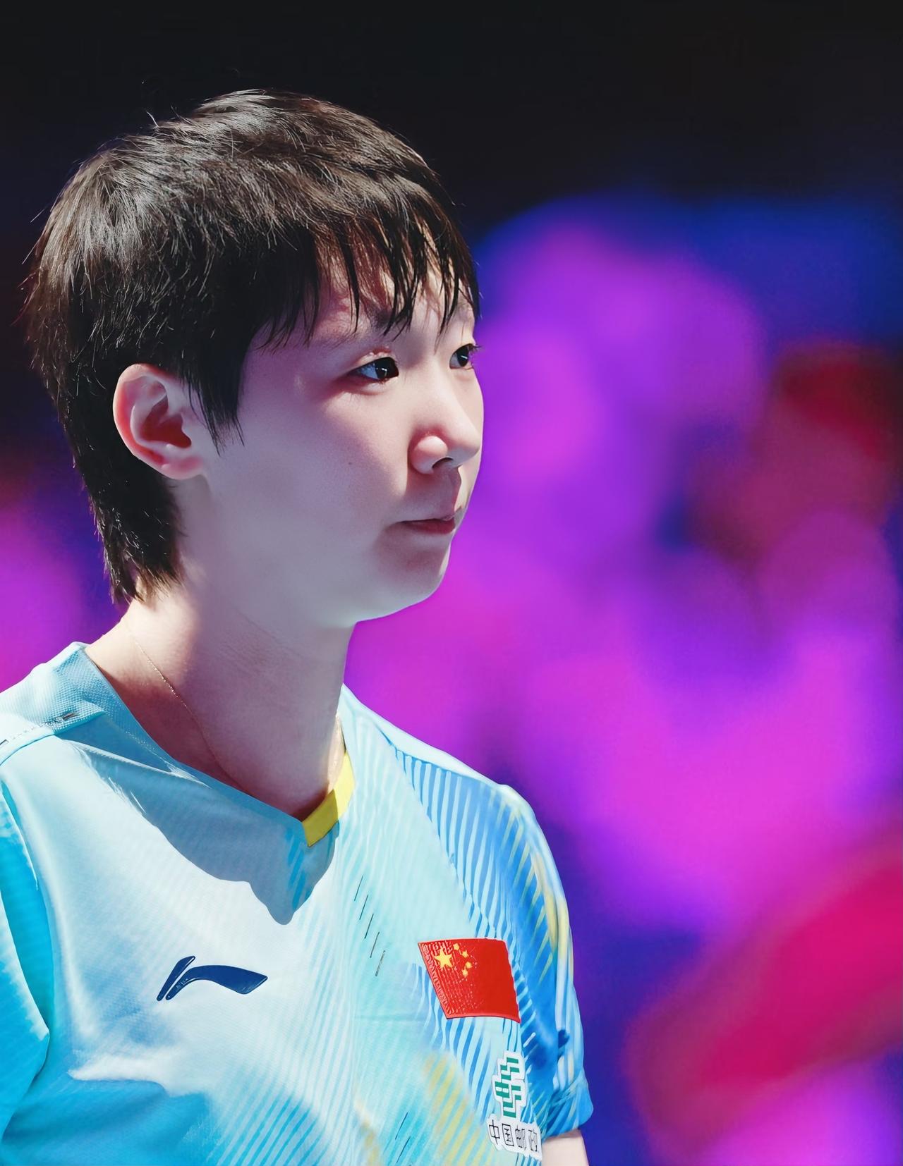 “曼昱，
莎莎还等着你一起决赛呢，
加油！”
王曼昱太累了，
昨天晚上打完削球手