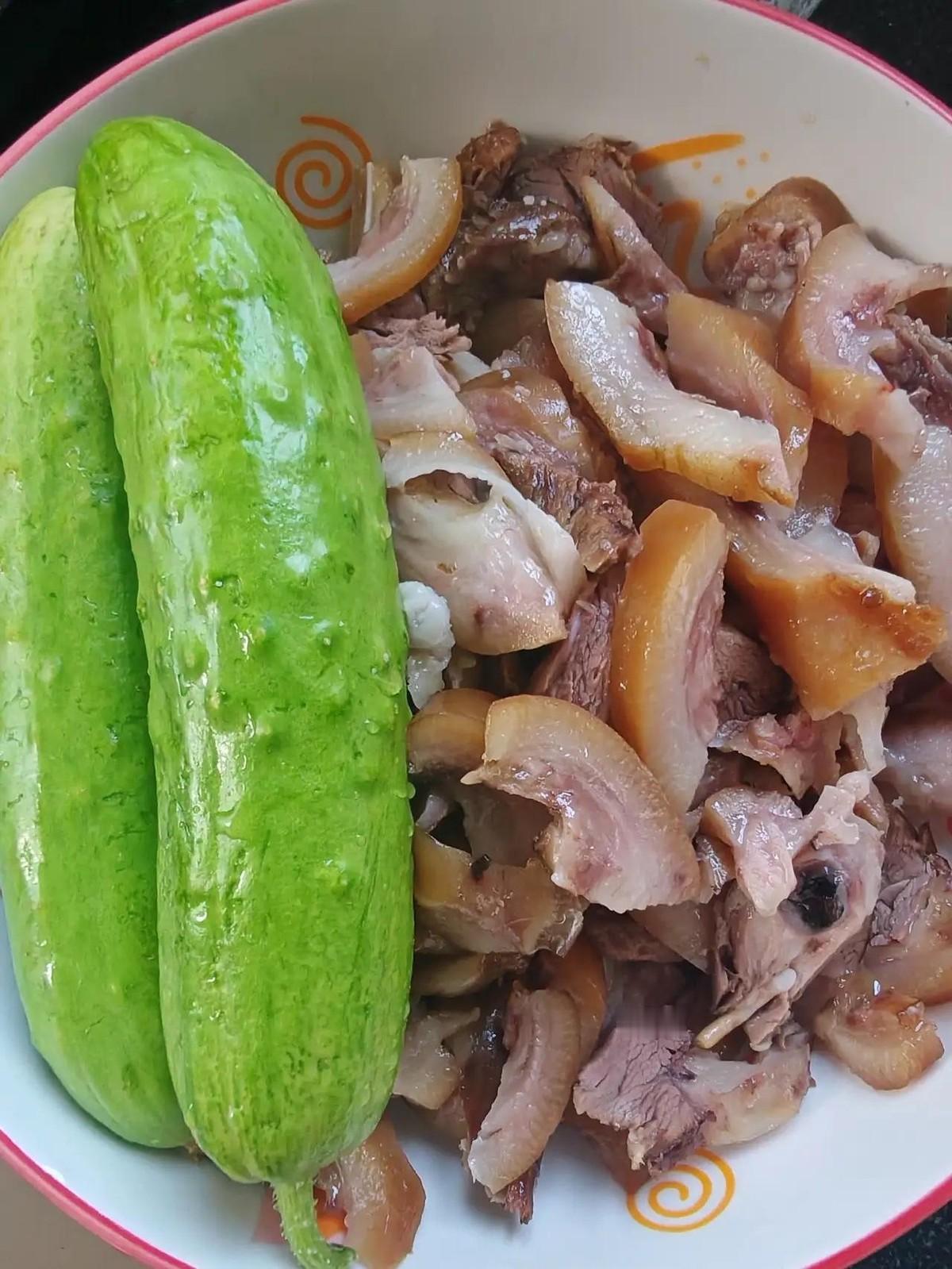 今天做了道苦瓜炒猪头肉，苦瓜切薄片焯水去苦味，猪头肉是熟食店买的，38一斤，让老