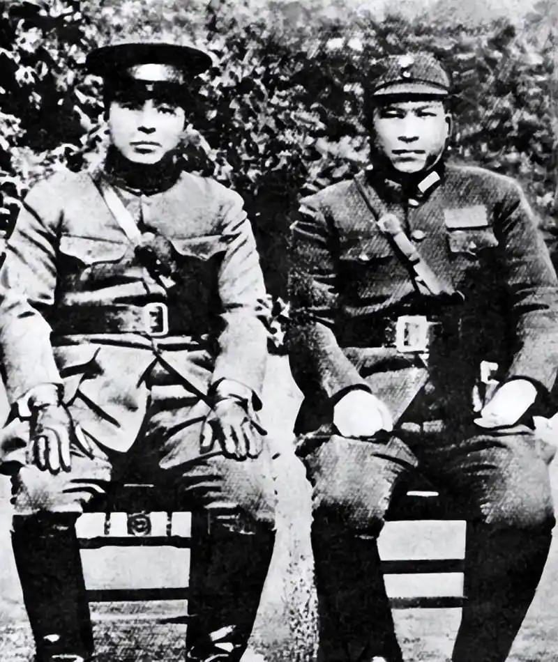 少帅为什么被关53年？不是蒋介石太狠，是东北军自己作死。
西安事变和平解决后，张