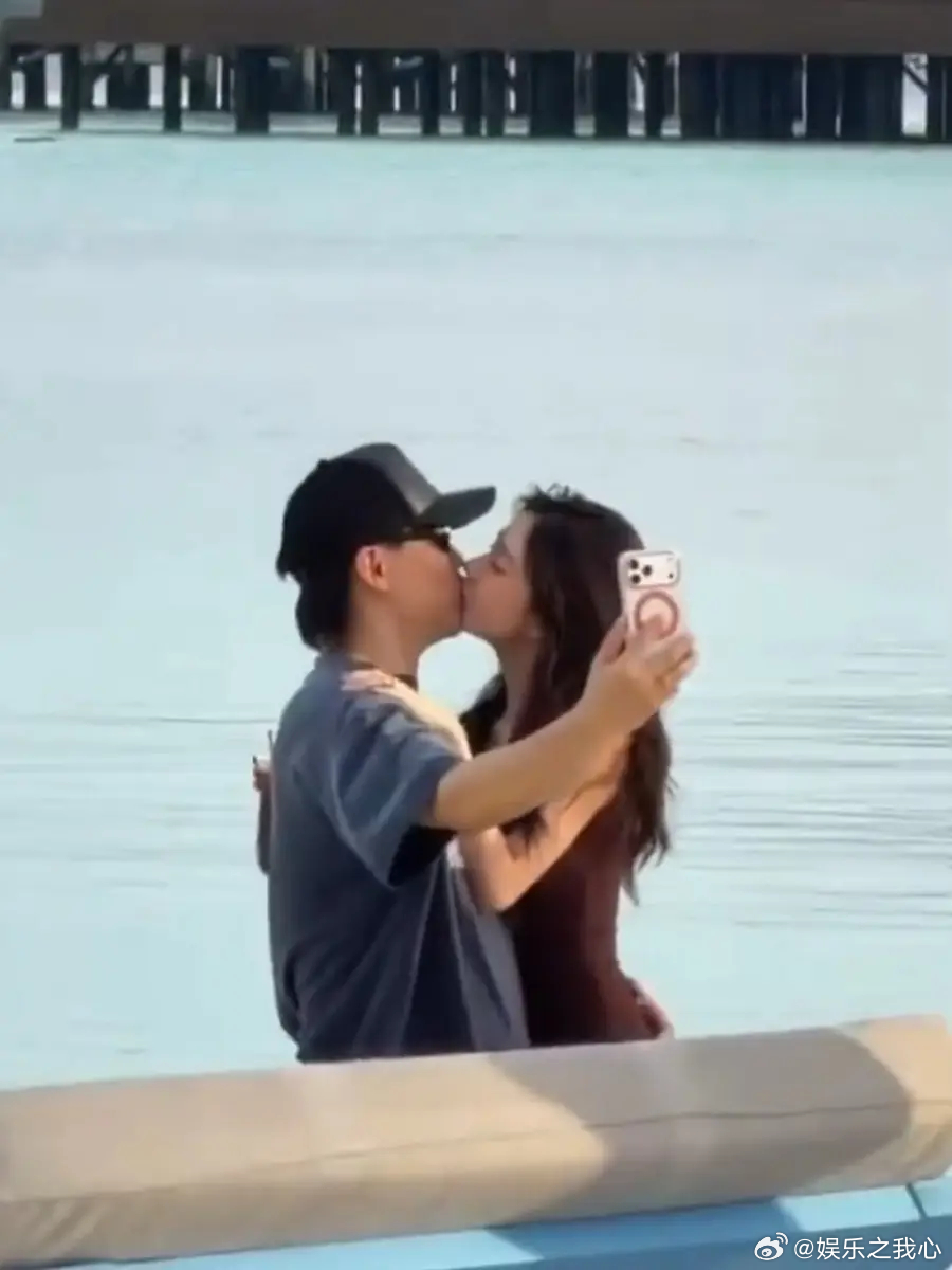 胡彦斌易梦玲亲密搂抱火辣激吻 两人恋情疑似曝光11月20日，有网友晒出在马尔代夫