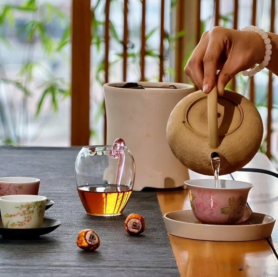 《茶时俚语·醉中天》
青瓷浮沉叶，沸水煮年华。慢盏清欢味胜奢，何必急求奢？涩味终