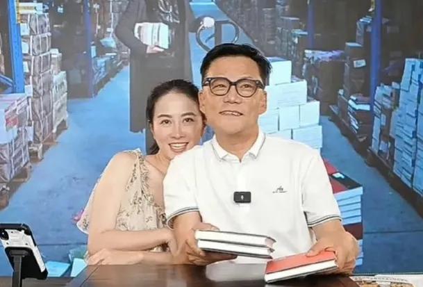 叶璇和李国庆上热搜了！
8月29日晚，演员叶璇 与李国庆直播带货，下播后在博文晒