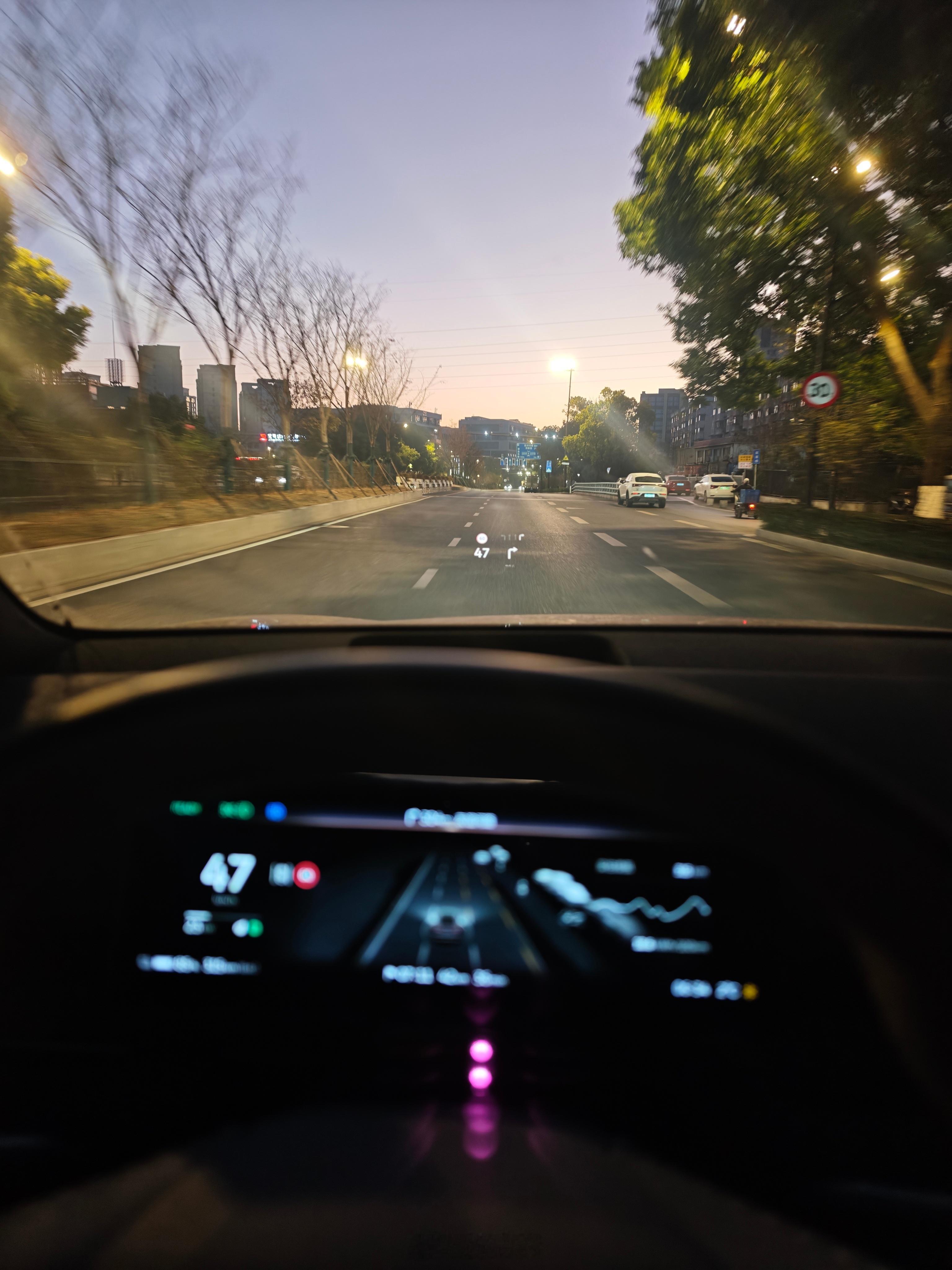 赶个早班机，去参加个有意思的活动