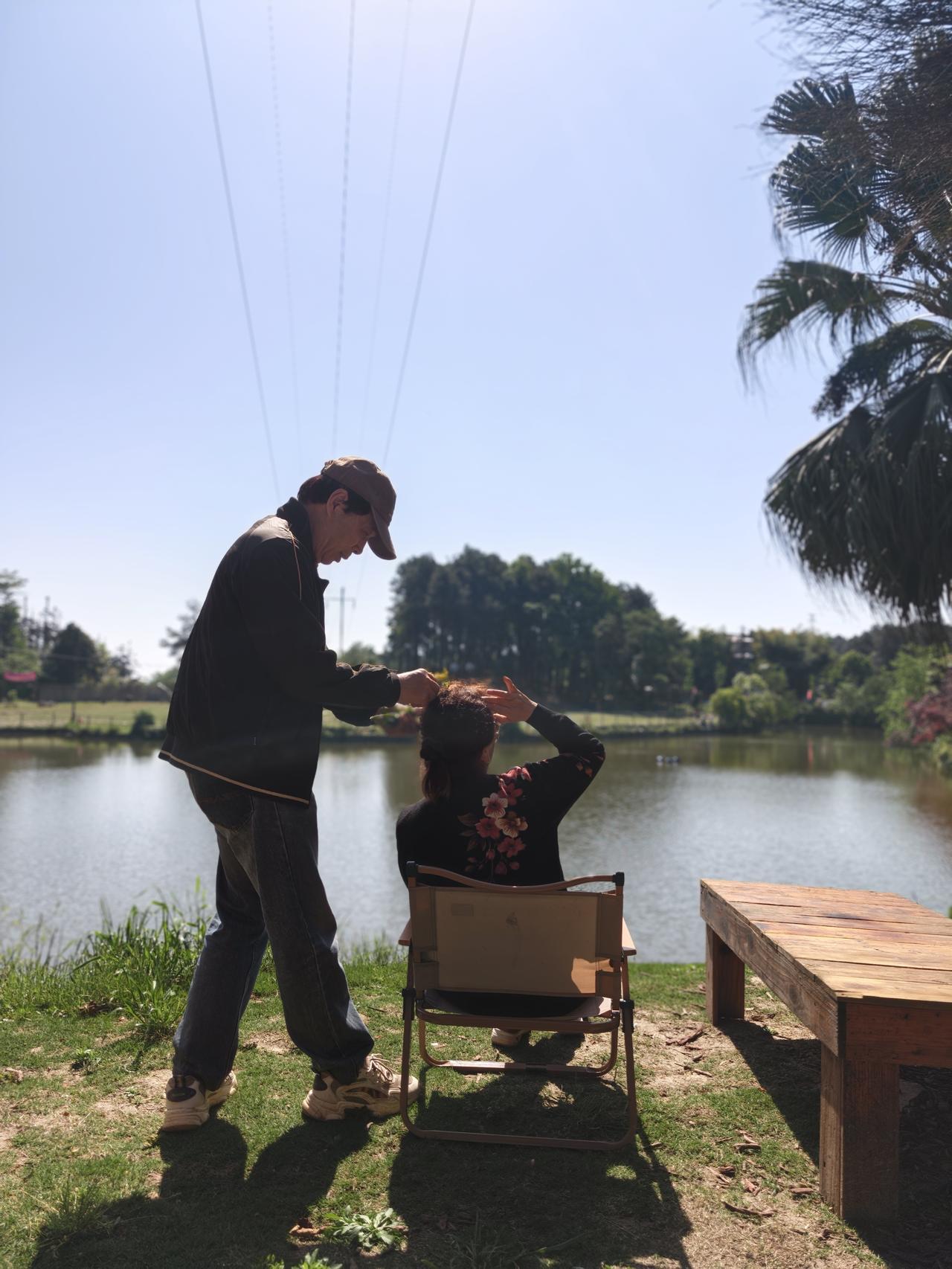 你家门前的山坡上，又开满了野花，多想摘一朵戴在你乌黑的头发……