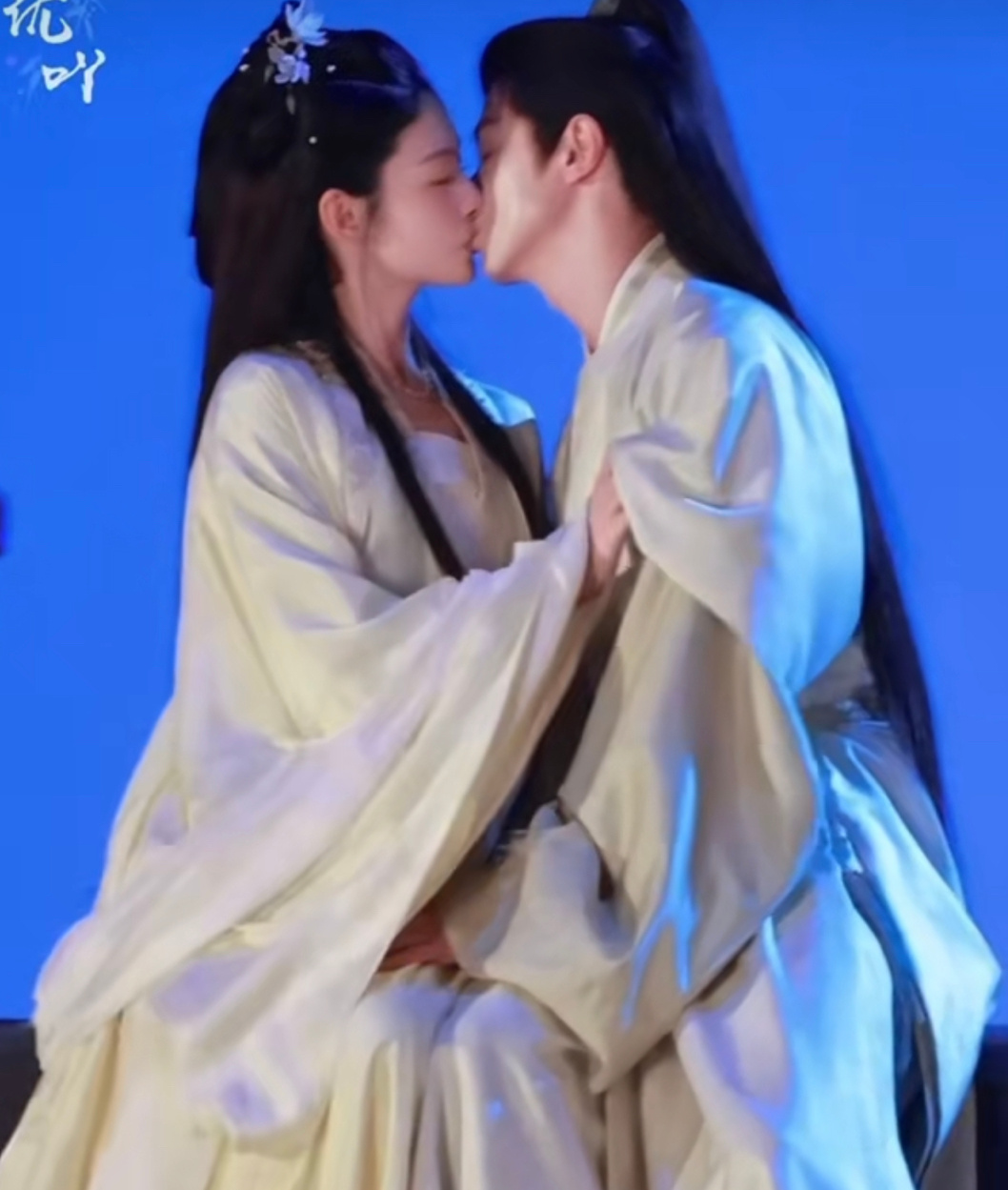 官鸿赵晴《听银》屋顶吻戏路透！好甜啊！ 