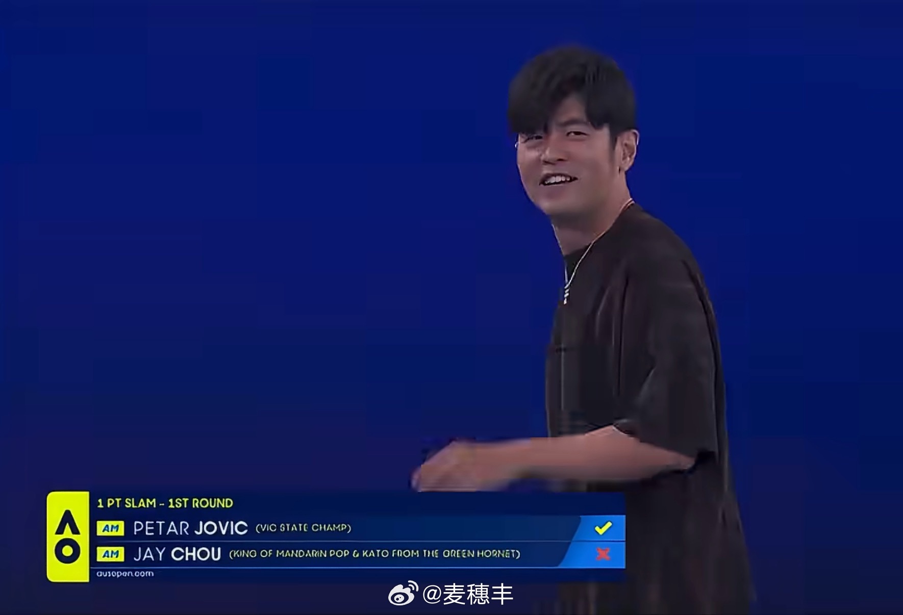 还挺喜感。周杰伦澳网一轮游