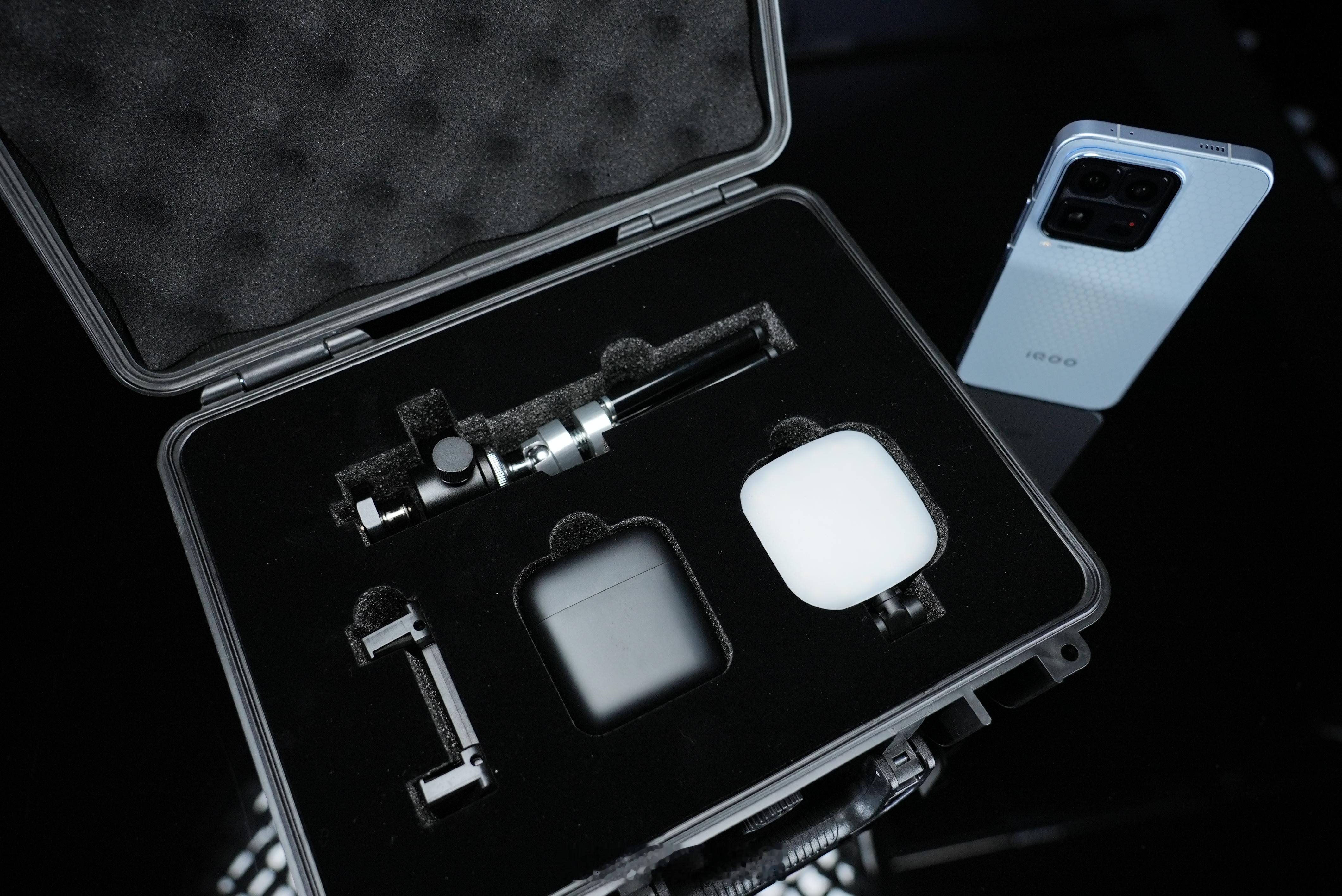 收到了iQOO 15 Ultra 邀请函！里面是直播套装：手机支架、补光灯和无线