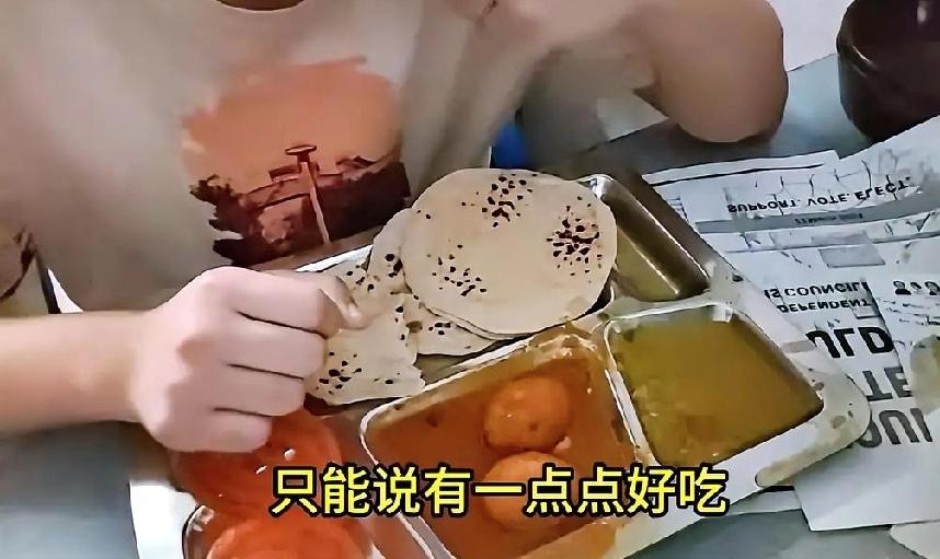 去印度留学的小李，
吐槽他刚去到印度时被怀疑是东大有目的派去的。学费一学期一万多