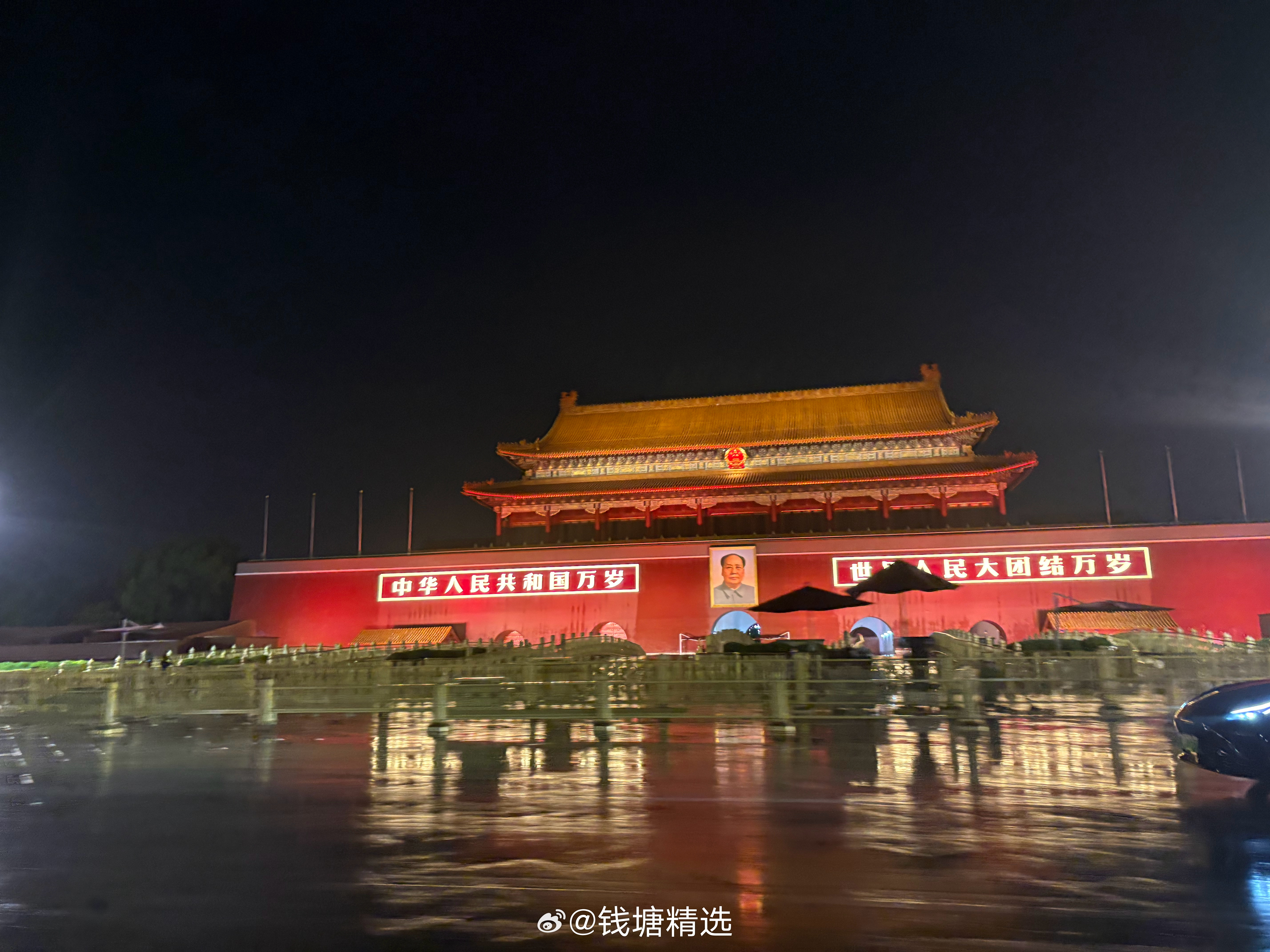 天安门的夜景亮化，恰到好处的烘托了历史氛围和仪式感。 
