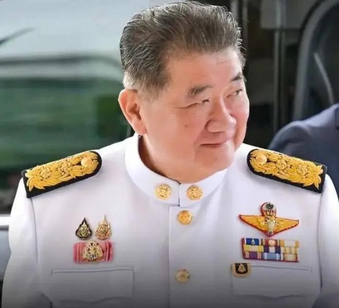 佩通坦被解职总理职务以后，本以为她的姐姐会被推荐下一任总理竞选，但是出乎意料，为