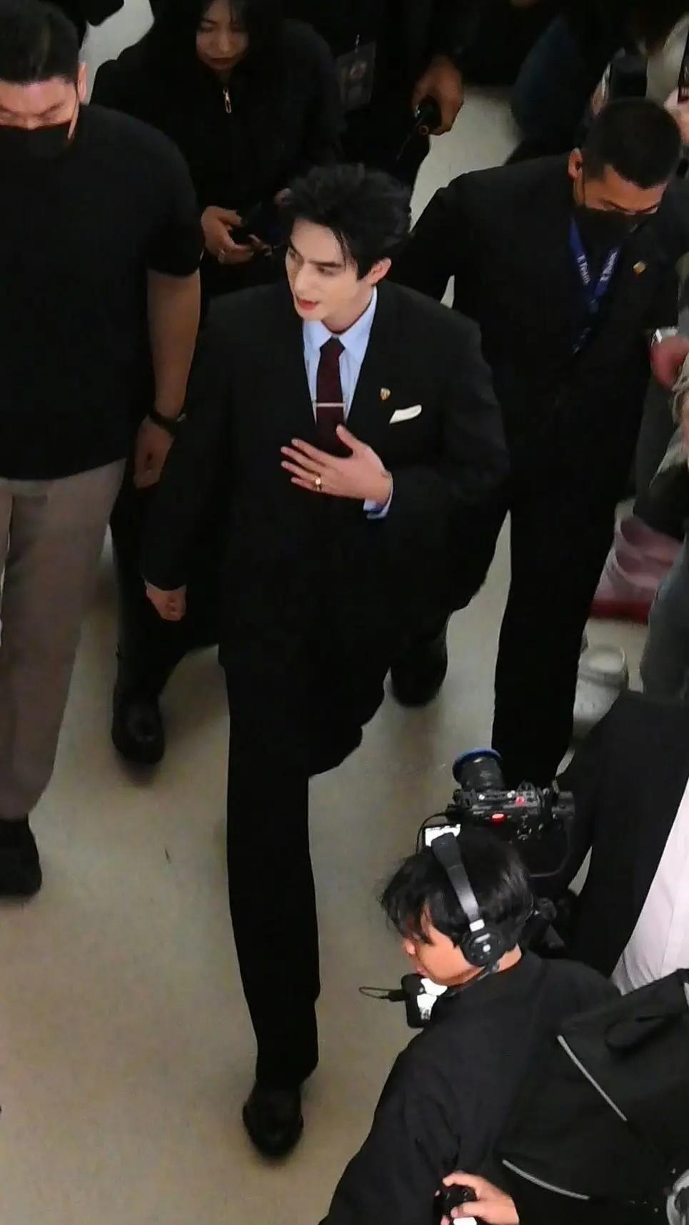 龙龙身材能给到夯吧？ 