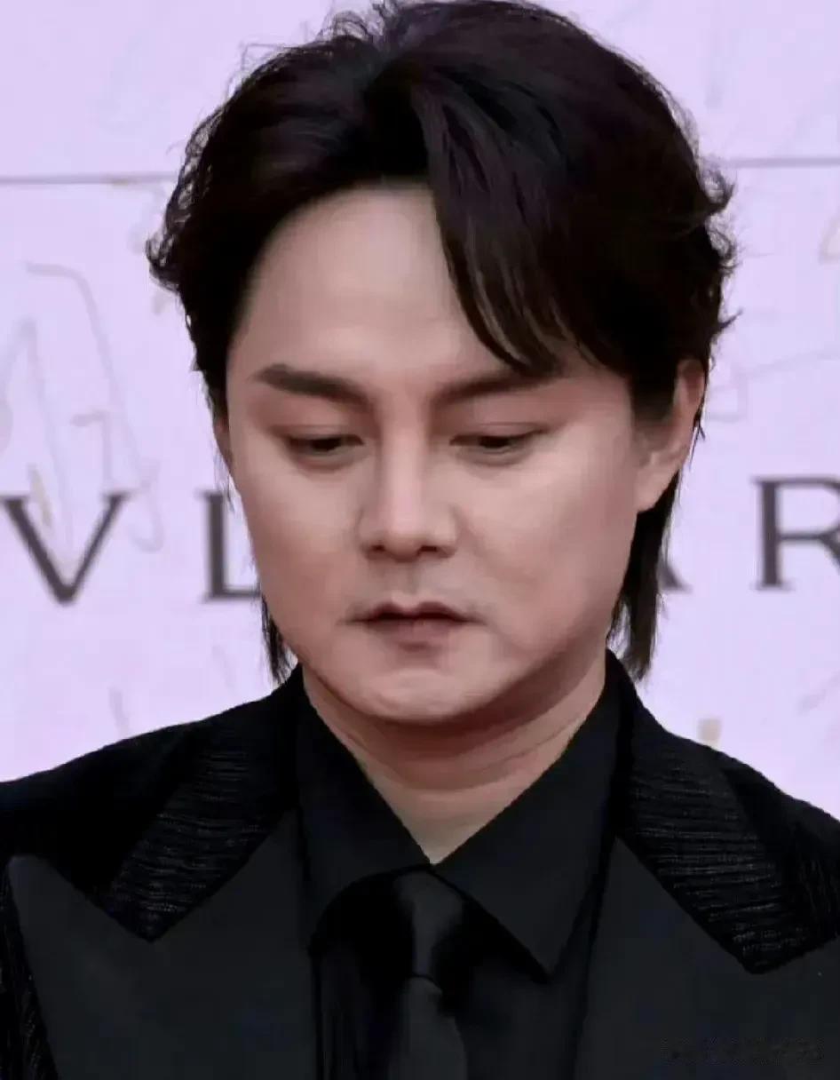 尹正真是太可惜了，以前是妥妥的小鲜肉一枚，非常的清爽帅气，可是现在呢，真的感觉老