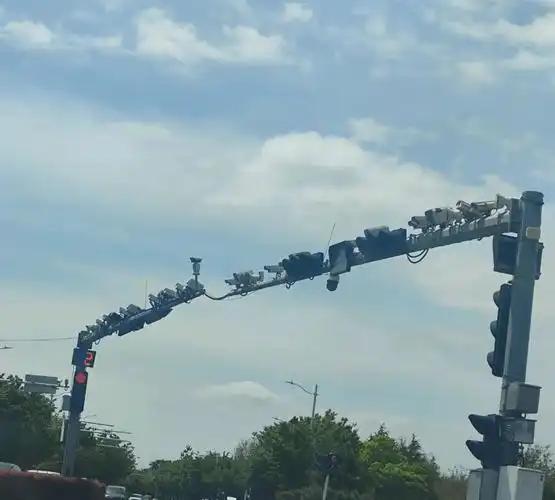 2026年4月25日，青岛市公安局城阳分局发布官方通报，针对网民热议的“道路立杆