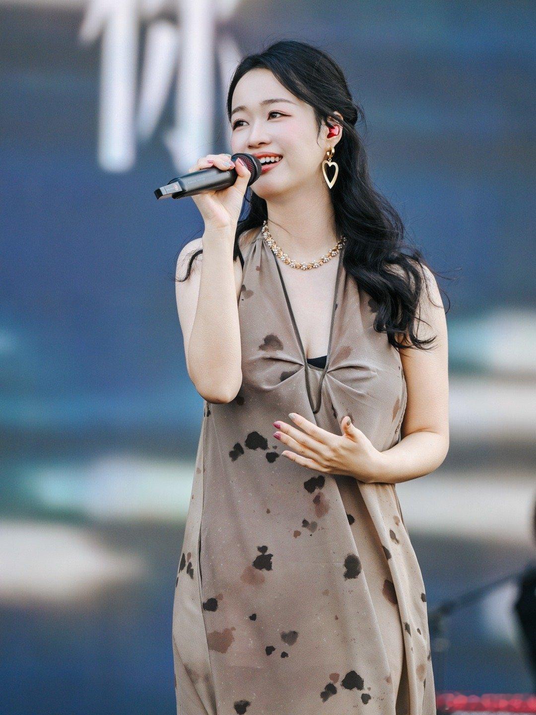 王菲为什么选中你我经历的一刻学霸乐队说春晚找来时不敢相信王菲一开口，就知道ZaZ