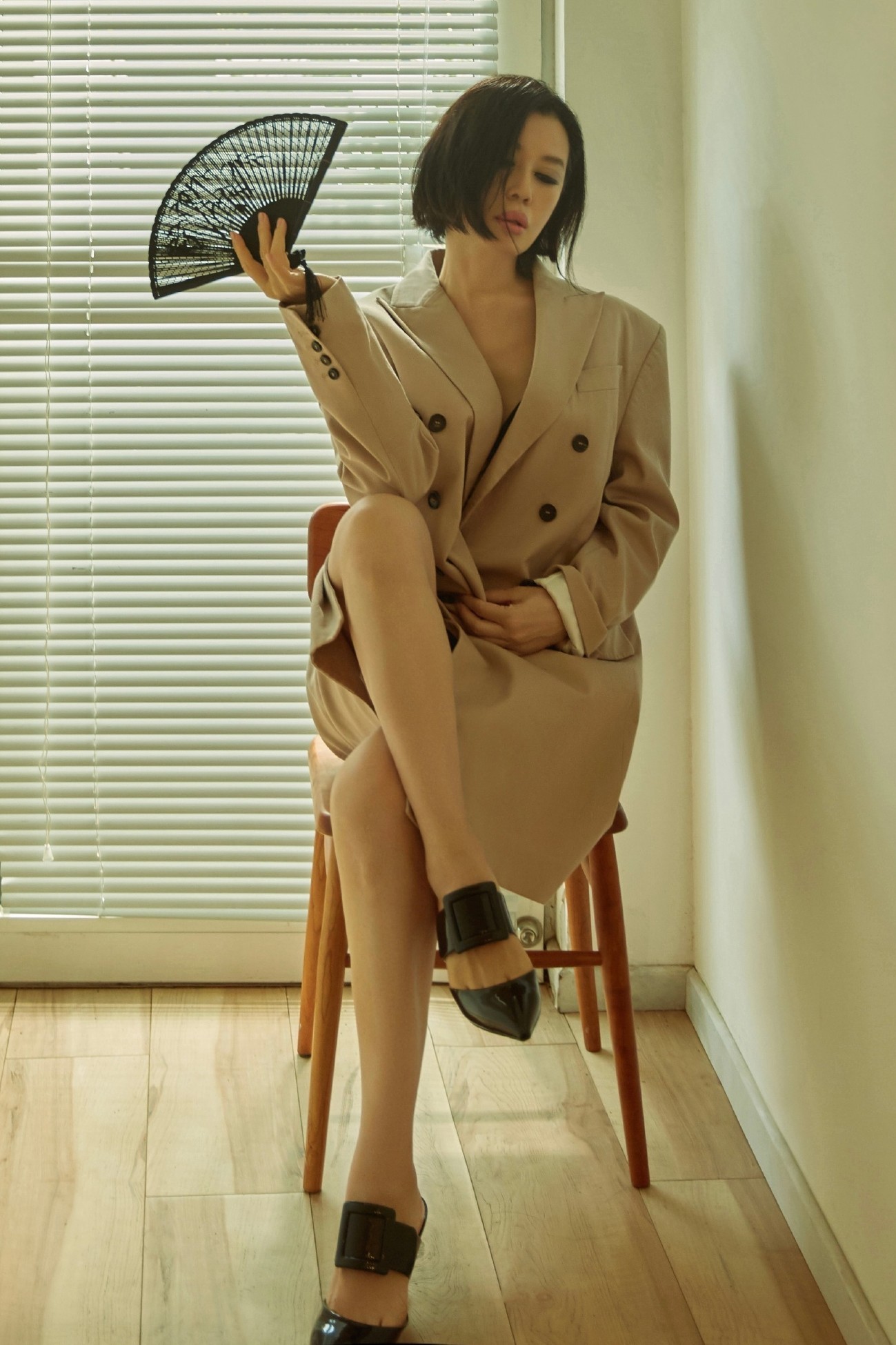 余男，丝袜妆造大长腿，明媚值爆满。余男