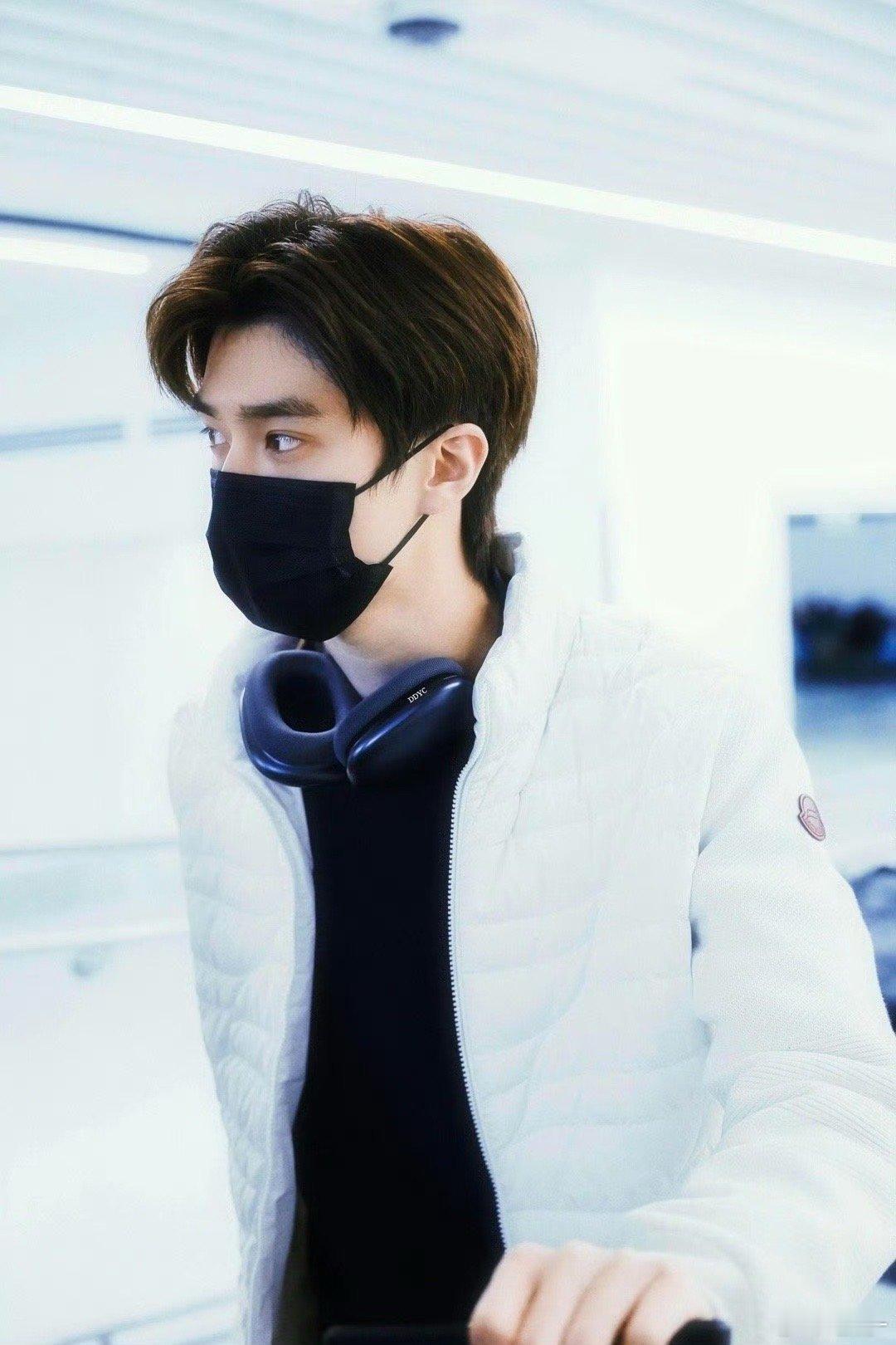 张康乐机场生图太能打了 张康乐这生图状态也太好了！简约穿搭难掩清爽气质，素颜颜值