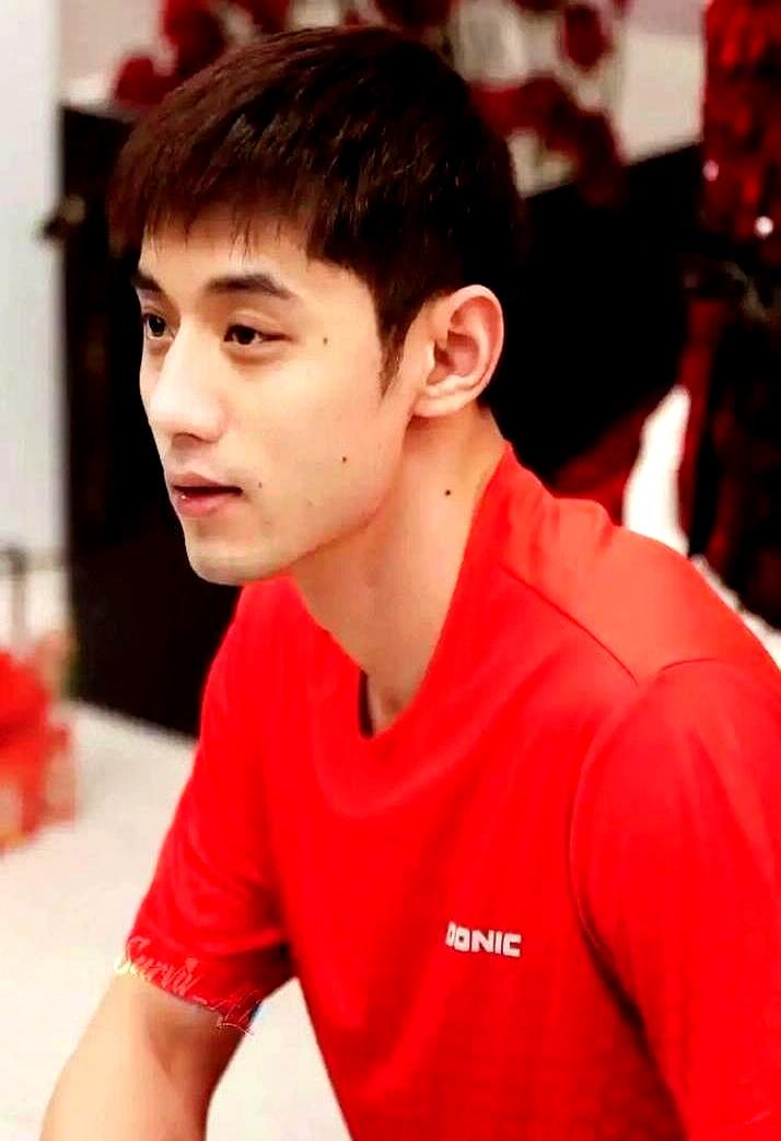 2018年，景甜探班张继科，被拍到在400万兰博基尼里接吻，
 

五年过去，他