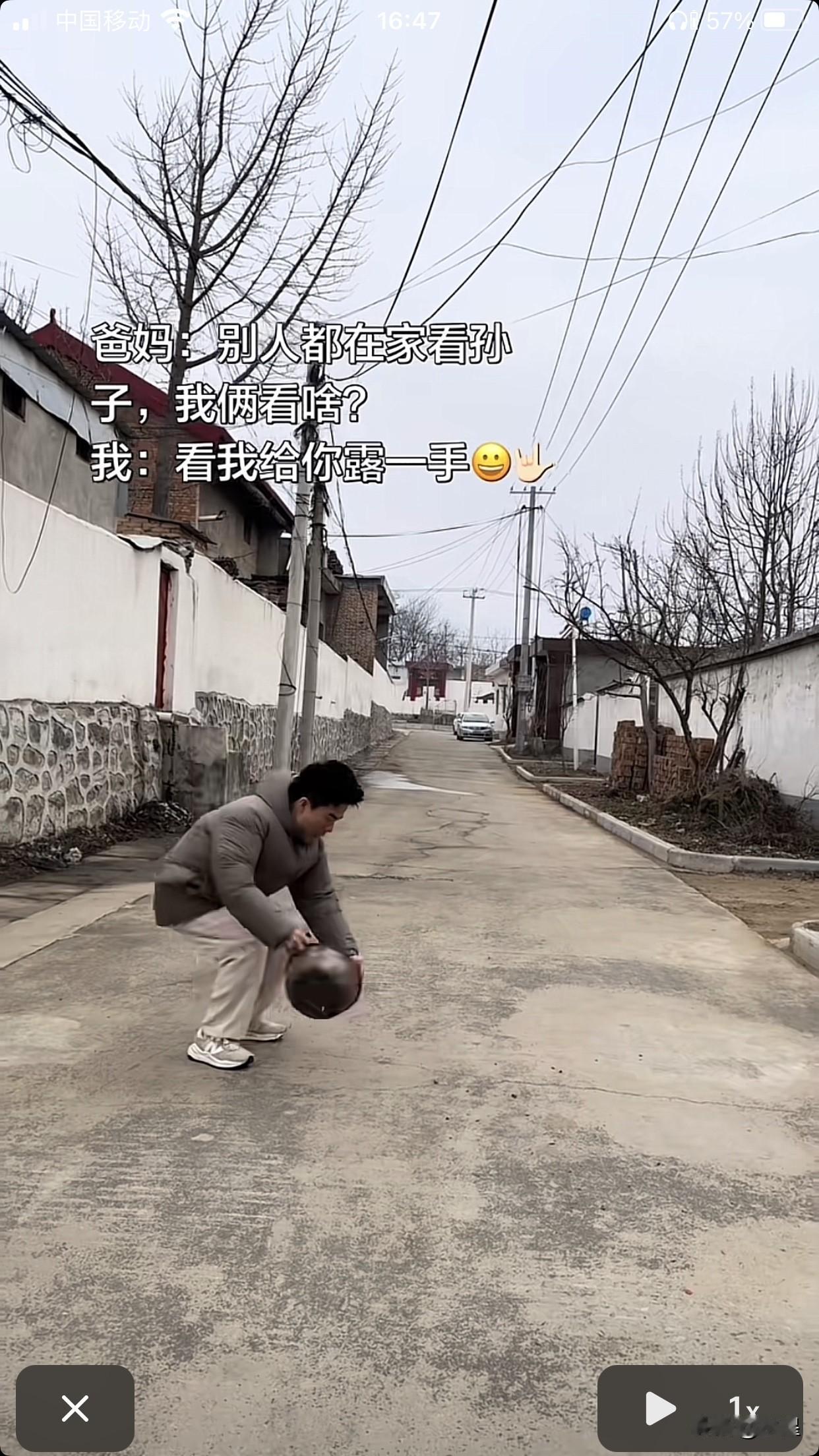 董宇辉又在拿🧨炸狗盆玩儿[笑哭]
姿势既标准又熟练
但凡慢一步就跟着盆一起飞了