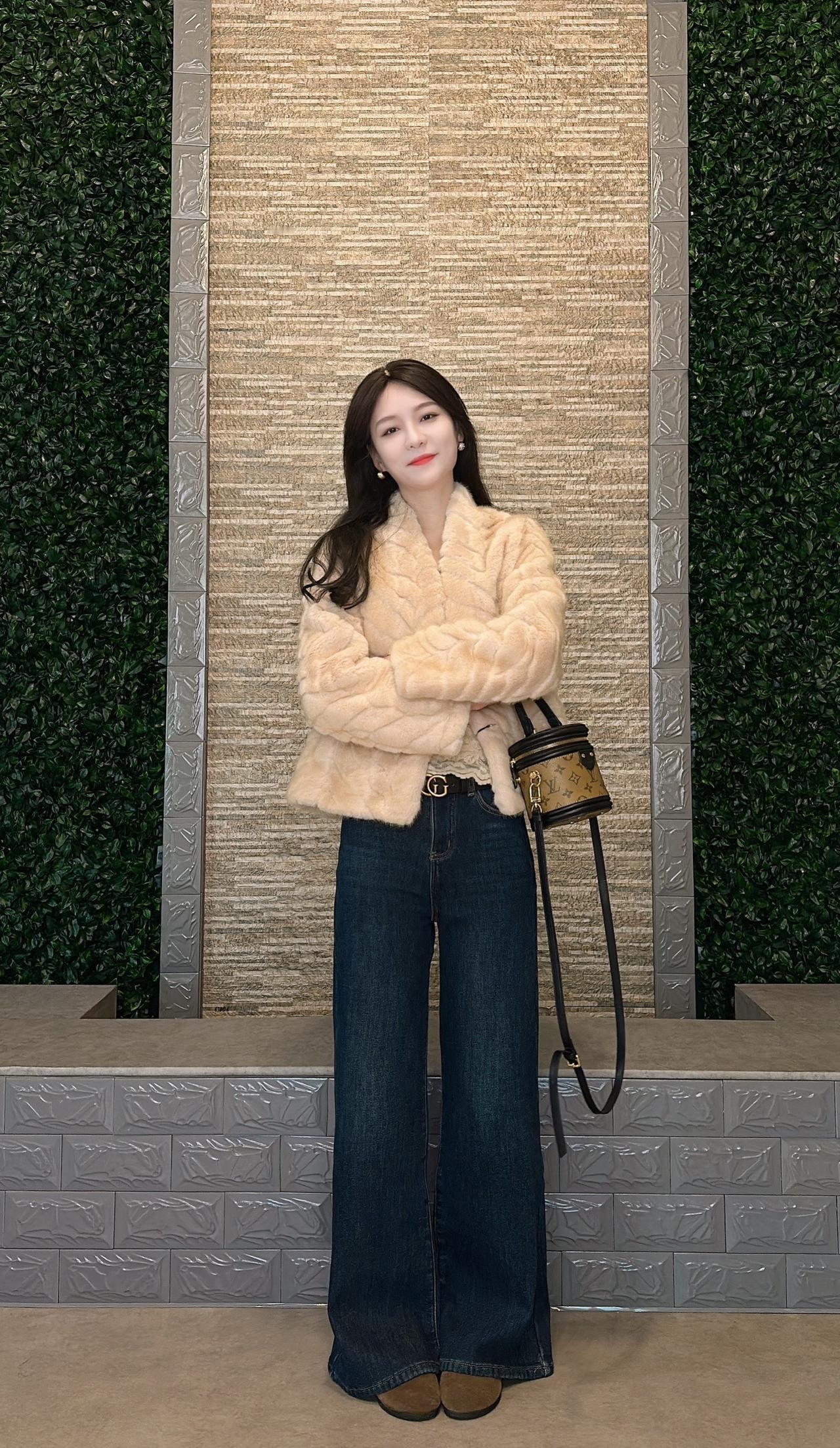 在不同的年纪要演不同的自己不必讨好别人也不要迷失自己不贴腿微喇裤 冬季穿搭