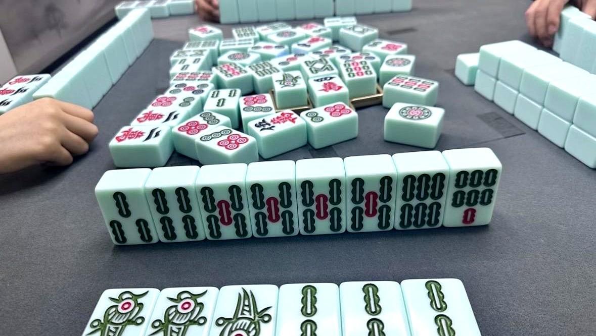 手里三条幺鸡三条二，清一色眼看就要成了，偏偏卡了张七条，整个人都僵住了。

旁边