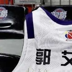 北京时间3月13日，广州龙狮官方发布公告，此前遭遇前交叉韧带撕裂的郭艾伦将前往北