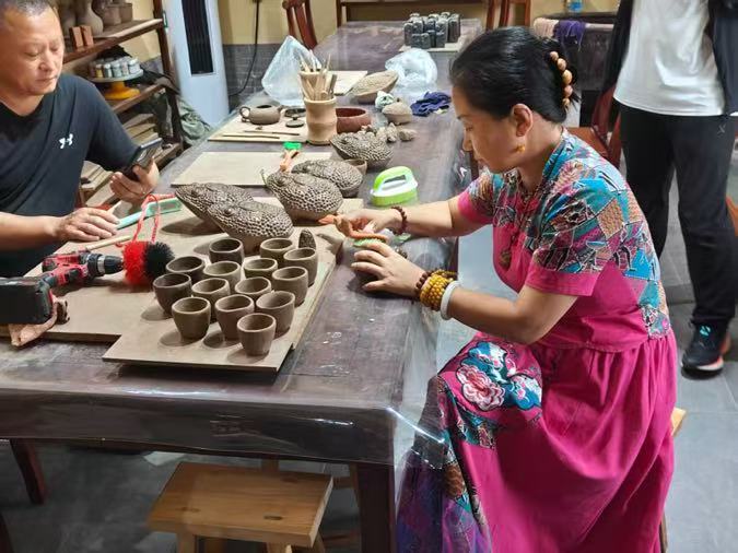 【曲师大学子盐窝镇探澄泥技艺 绘非遗传承新篇】曲阜师范大学 青春三下乡 三下乡 