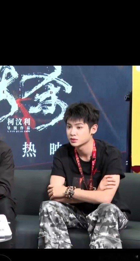 #黄明昊否认美黑# 在新浪扫楼直播现场，黄明昊也解释了他这次肤色的变化，从没有专