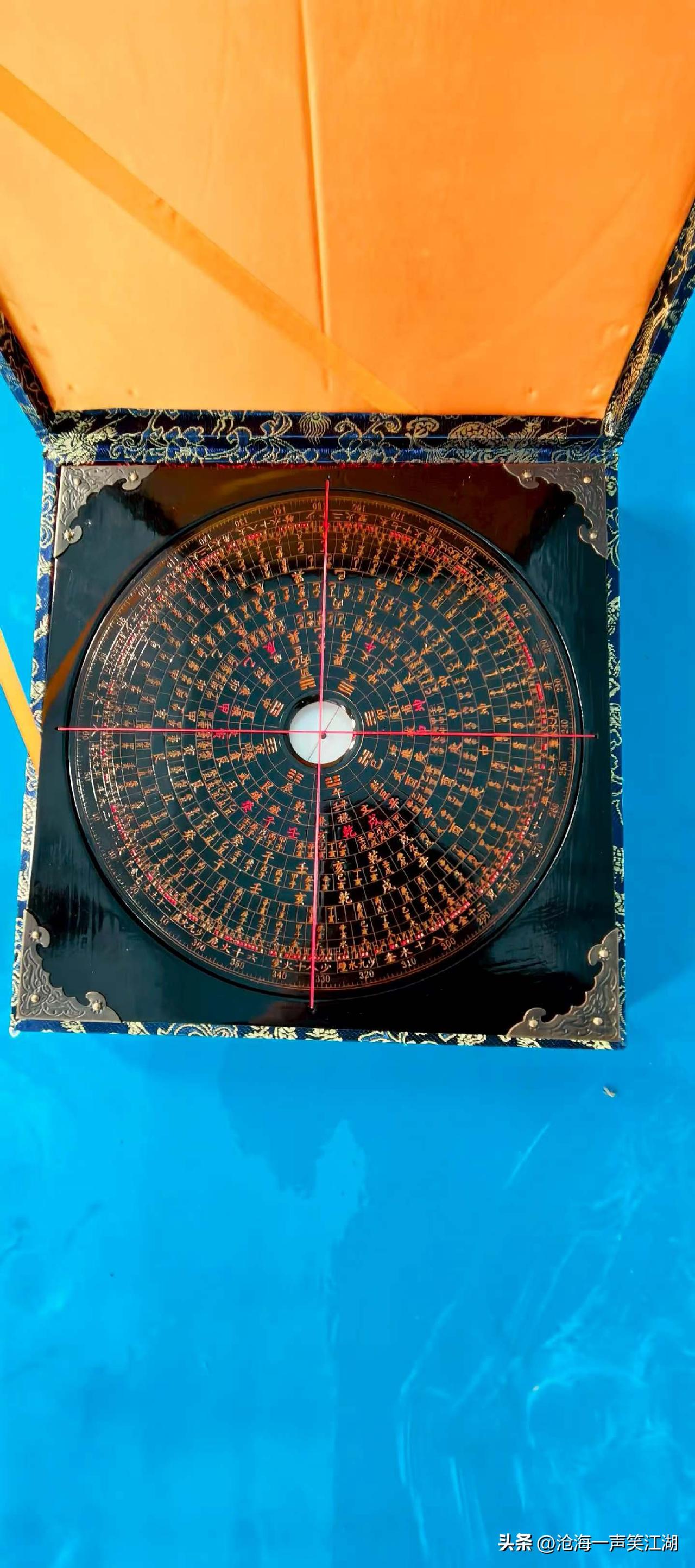 知道这是什么物件吗？

看起来蛮高级、贵重、神秘的样子，有点像风水罗盘。