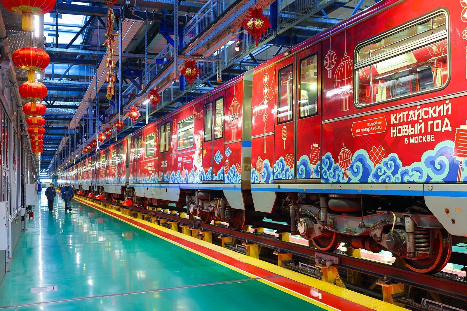 莫斯科地铁开通了以中国新年为主题的特别列车，该列车运行于阿尔巴特-波克罗夫斯卡亚