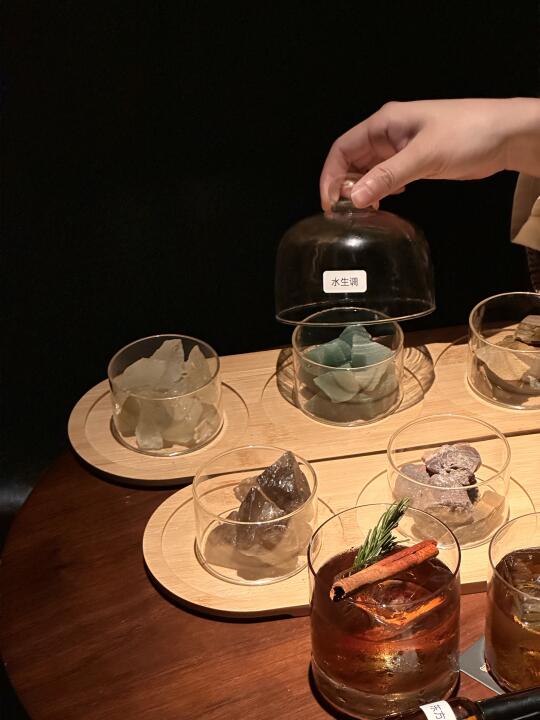 卧靠卧靠！！晶石酒单迷岛也有！太好玩了！