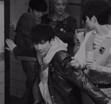 陈哲远招了吗大侦探灯刚灭，全场还在懵，陈哲远已经弹射起步大喊“人不是我杀的”！这