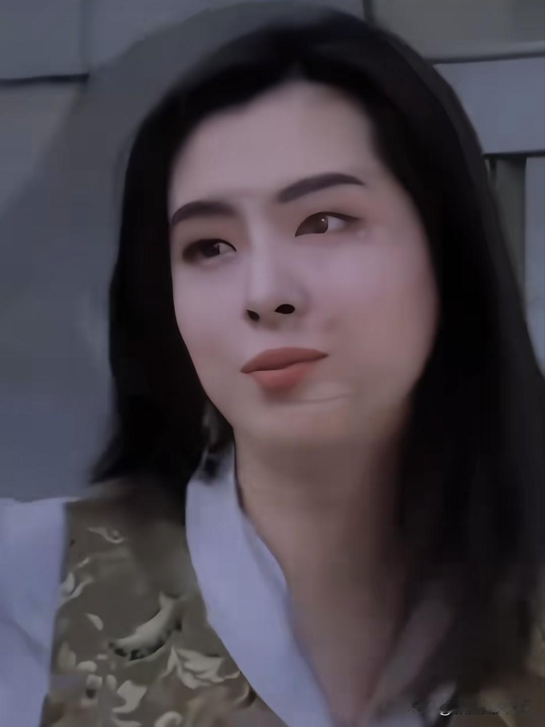 从聂小倩的惊鸿一瞥，到艾灸馆的素心生活，王祖贤褪去星光，却活成了更动人的模样——