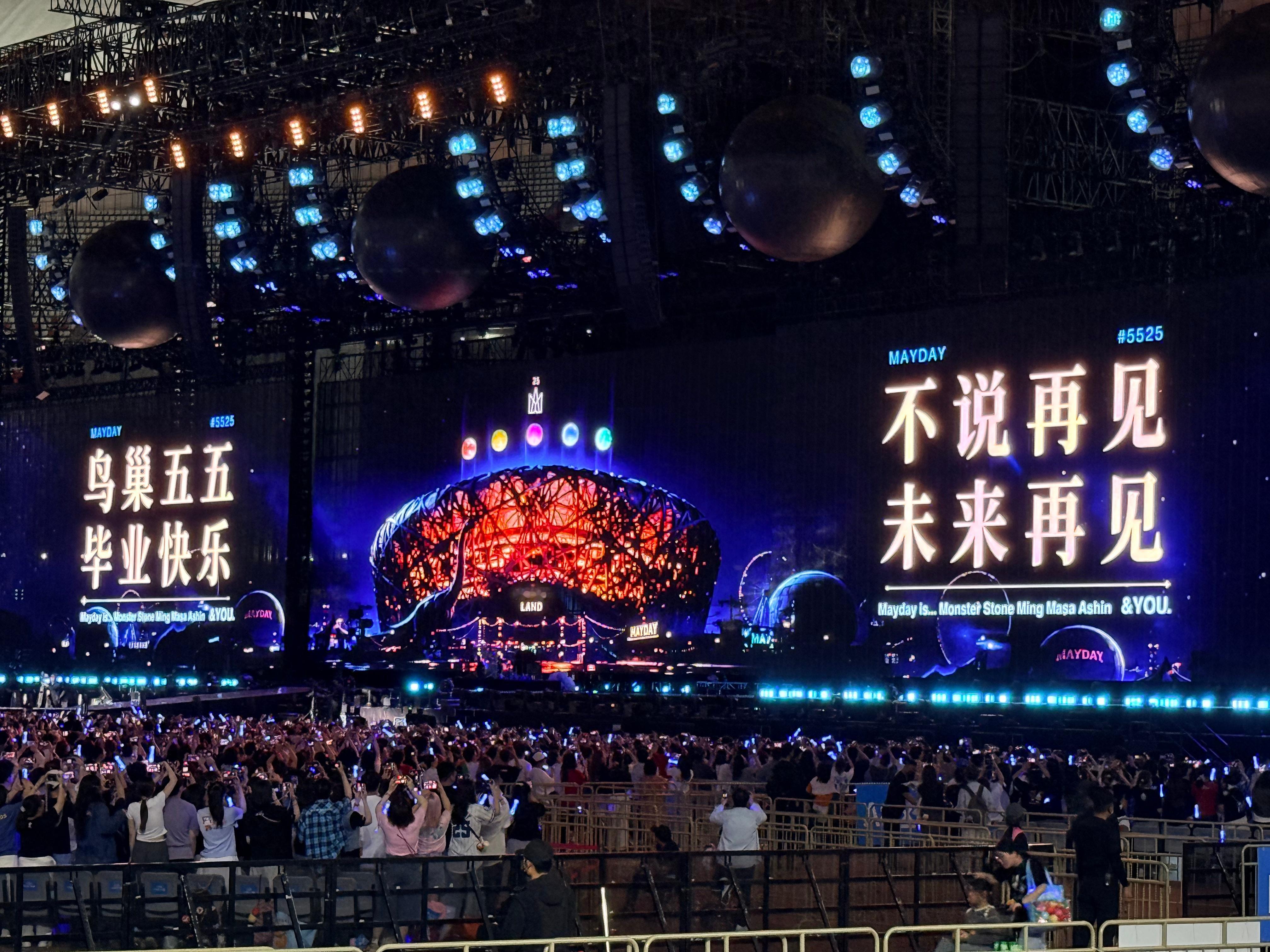 有首场“凉风吹过肩膀，候鸟飞向远方”凉爽春末，有“让盛夏去贪玩”的炎炎夏日，还有