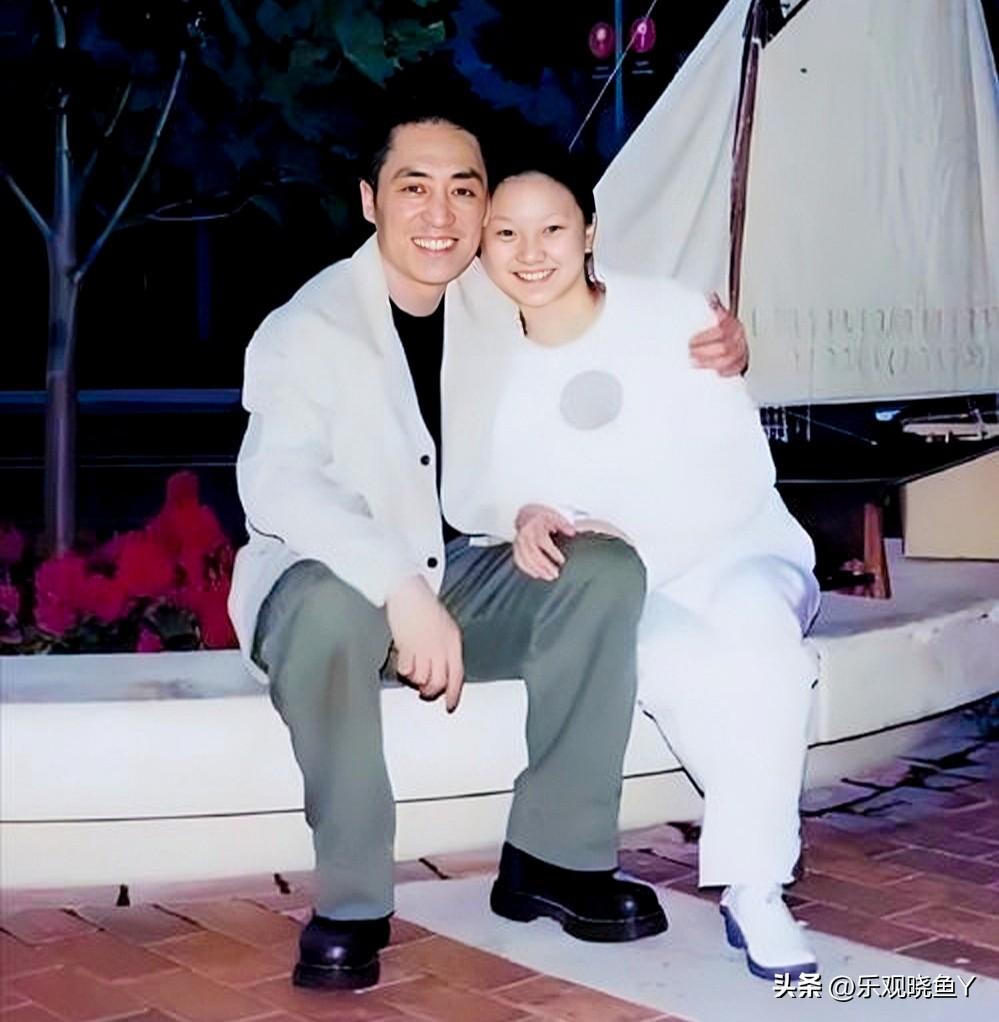 一九九九年，热恋中的张艺谋和陈婷。当时张艺谋四十九岁，陈婷十八岁。两人坐在一起且