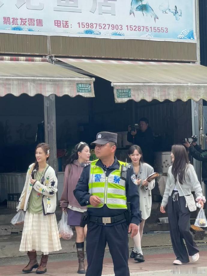 李嘉格晒小时候与妈妈的合影 看到这张照片，想起小时候妈妈给我扎的小辫子哈哈哈，满