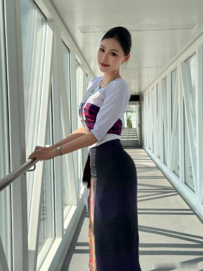 你们猜猜看这是哪个航空的空姐，颜值真高啊！穿着民族服饰身材傲人，绝美腰臀比，站姿