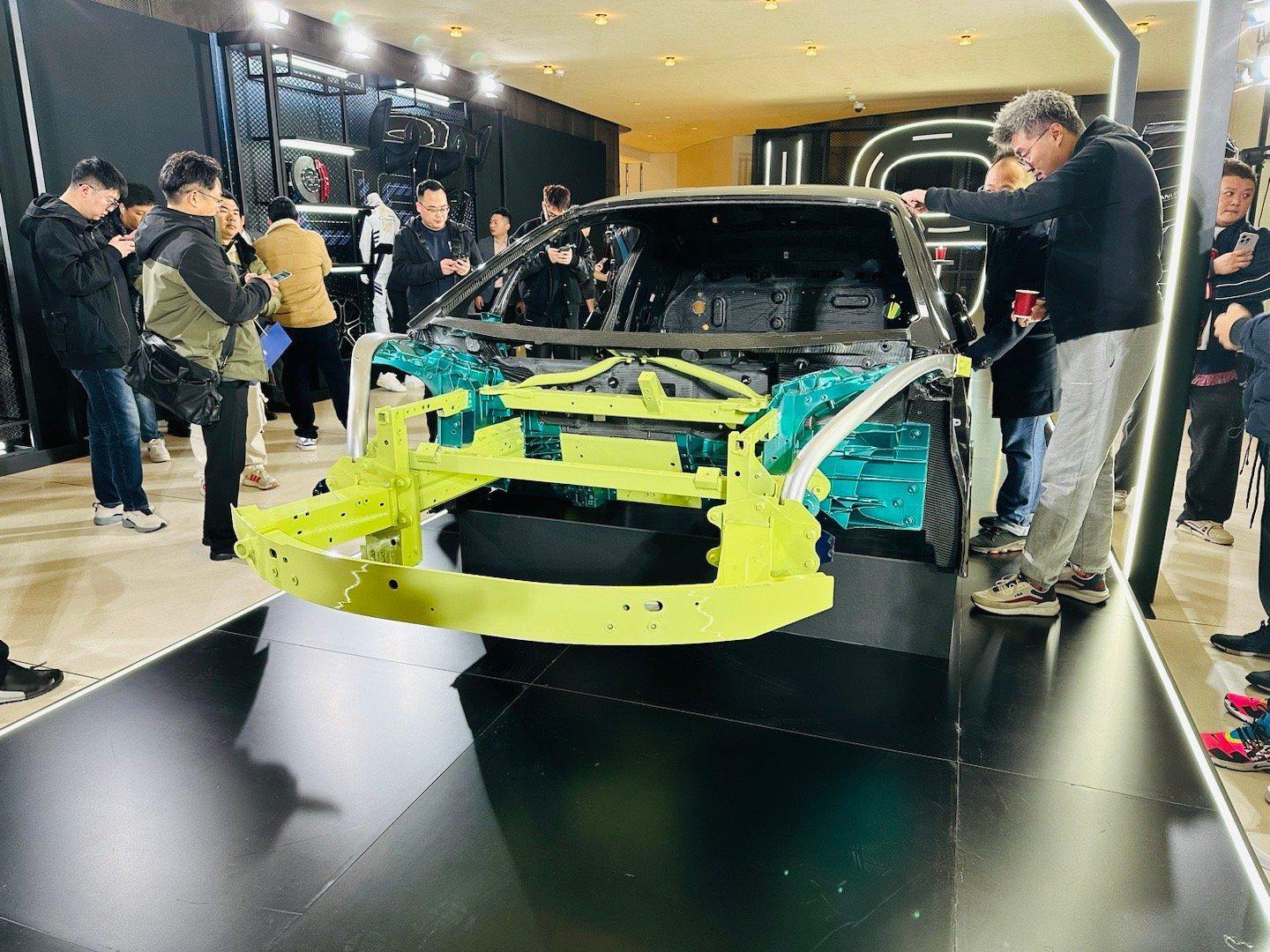 #仰望U9上市#再来看一下仰望U9一点都不白的的白车身[笑而不语]铝合金前后车身