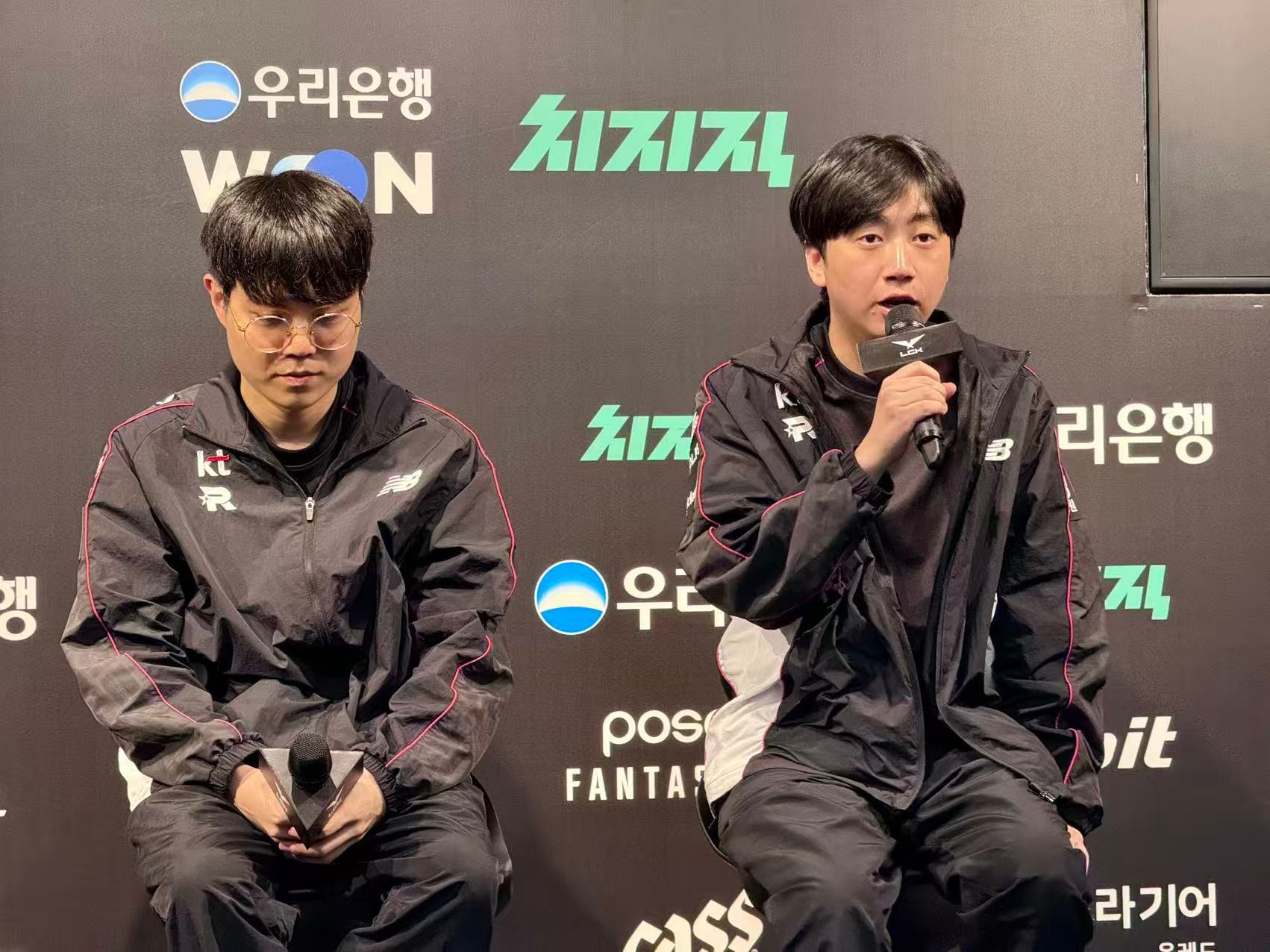KT监督Score携打野Cuzz出席赛后败者采访，就本场失利进行说明。2026l