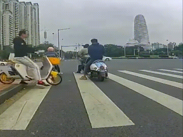 男子骑着小电驴撞倒了另一辆小电驴，开始他想要跑，被撞的人一把抓住了他，结果万万没