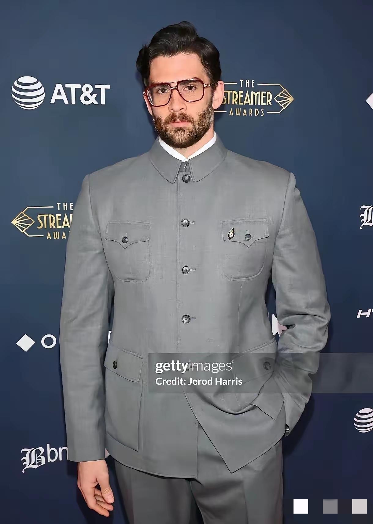 这位美国博主特意穿着在上海定制的中山装出席全美网络博主颁奖活动，当网红甲亢哥问他