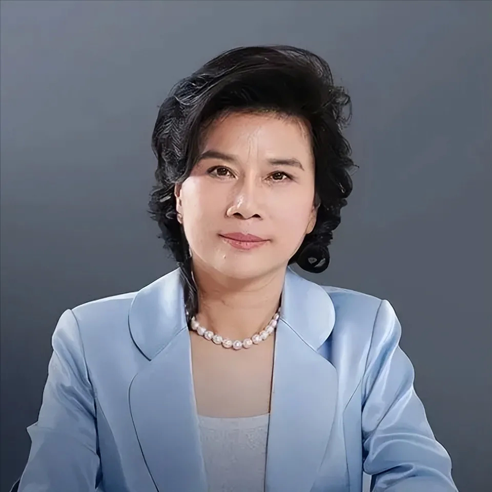 董明珠成为格力电器董事长后，第一件事就是换掉格力代言人成龙，记者问她：“您是觉得