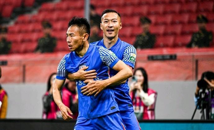 开始怨球衣颜色了？
申花知名球迷博主老屠建议：下赛季申花要想夺得冠军，可以把主场