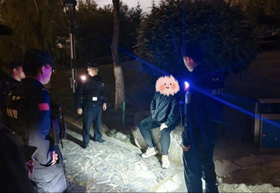 西宁18岁小伙投资失败要跳河，被警察一把拽回：钱没了可以再赚，命没了就真没了！