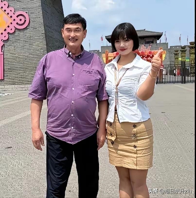 大衣哥朱之文
与女粉丝合影
大衣哥笑得真开心

朱村大衣哥