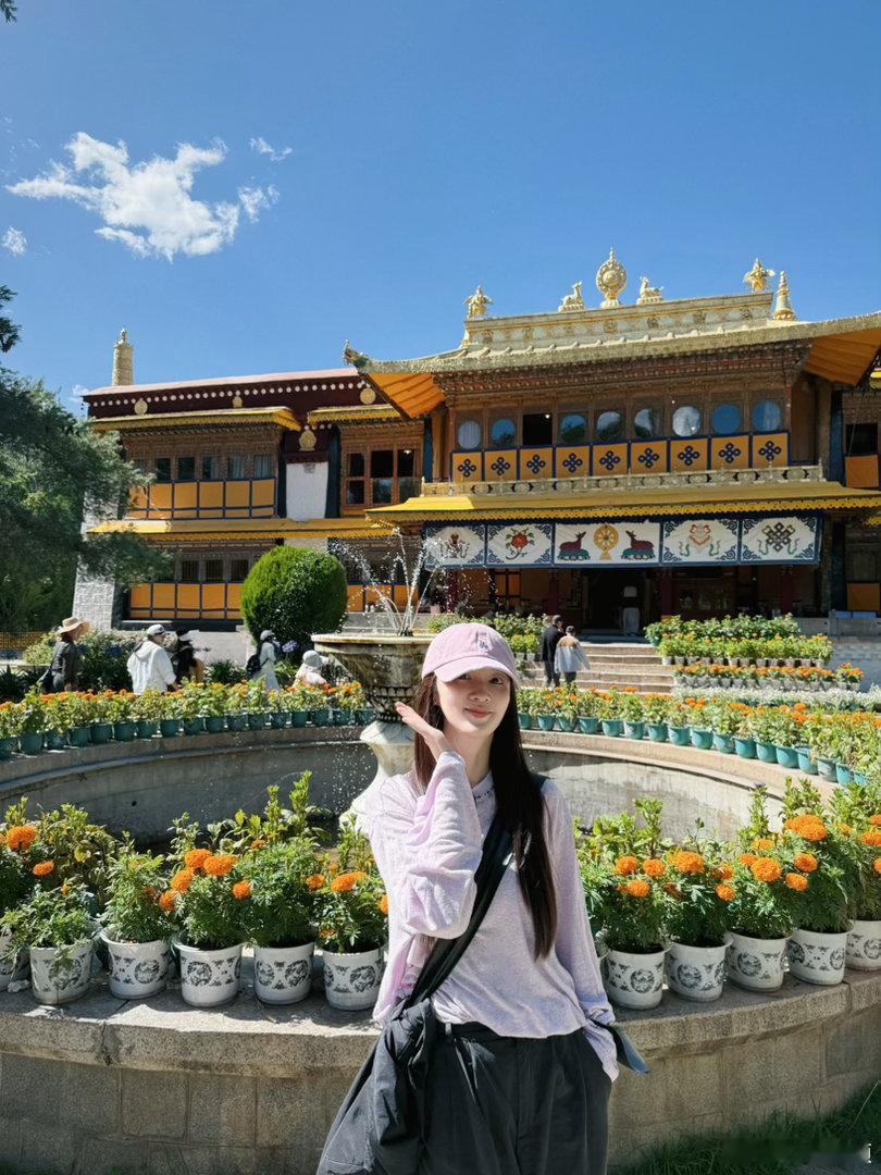 李沁插着鼻氧管自拍李沁西藏游plog 李沁西藏游plog，戴着鼻氧管自拍从容又美